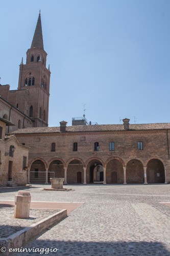 Mantova resti del chiostro in Piazza Alberti